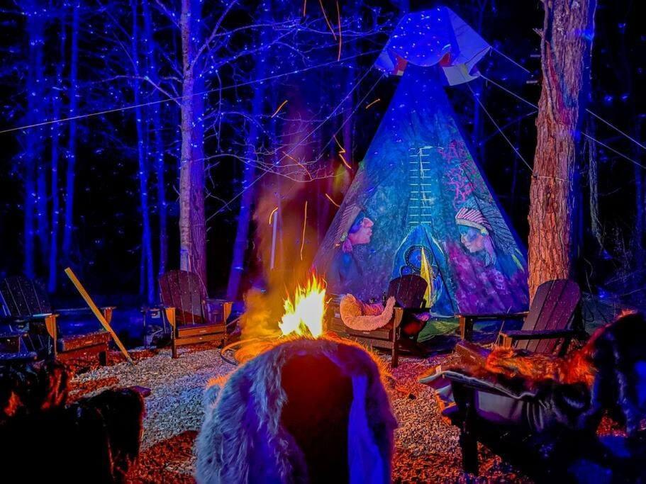 Enchanted Forest Cabin And Teepee! Lights & Laser Show! Private Hot Tub! Unique Stay! Sevierville Zewnętrze zdjęcie