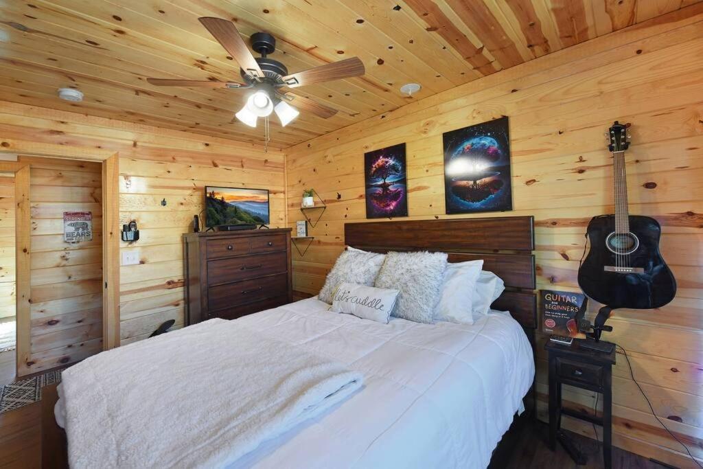 Enchanted Forest Cabin And Teepee! Lights & Laser Show! Private Hot Tub! Unique Stay! Sevierville Zewnętrze zdjęcie