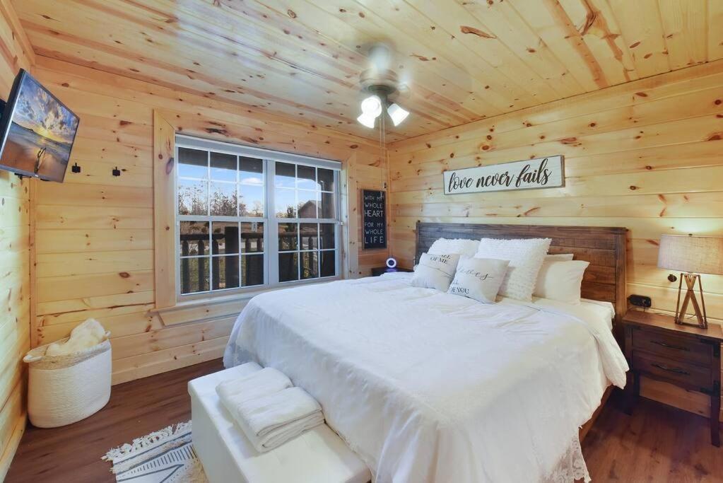 Enchanted Forest Cabin And Teepee! Lights & Laser Show! Private Hot Tub! Unique Stay! Sevierville Zewnętrze zdjęcie
