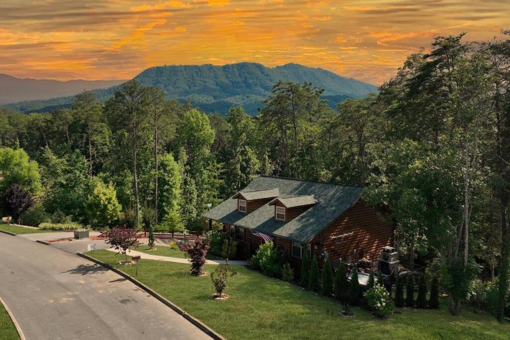Enchanted Forest Cabin And Teepee! Lights & Laser Show! Private Hot Tub! Unique Stay! Sevierville Zewnętrze zdjęcie
